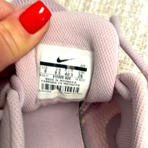 Nike . Size 9.. woman.. - Picture 5 of 5